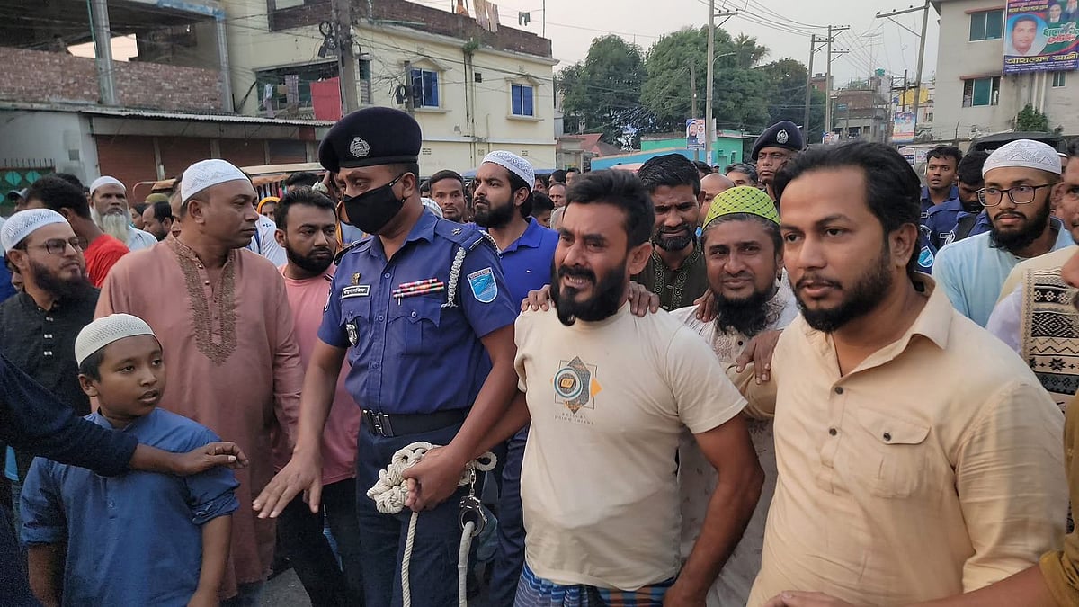 নারায়ণগঞ্জের বন্দরে তিন ঘণ্টার জন্য প্যারোলে মুক্তি পেয়ে স্ত্রী ও নবজাতকের জানাজায় অংশ নিলেন ছাত্রলীগ নেতা সুমন। সোমবার বিকেলে দড়ি সোনাকান্দা মোড়ে