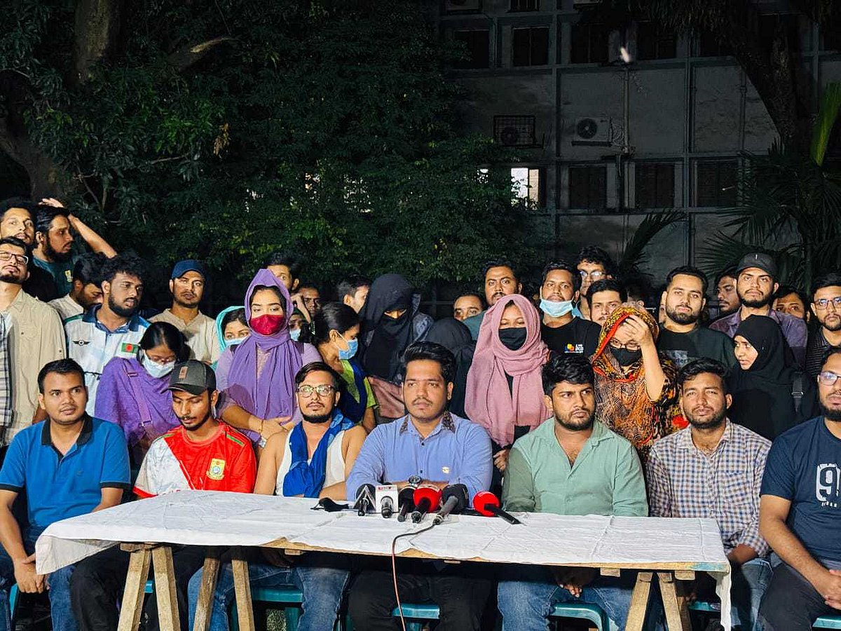 চাকরিপ্রার্থীদের দাবি, ৪৭তম বিসিএস লিখিত পরীক্ষার সময় অন্তত দুই মাস বাড়াতে হোক। দাবি মানতে ২৪ ঘণ্টার আলটিমেটাম দেন চাকরিপ্রার্থীরা। ডাকসু ভবন, ঢাবি, ৯ নভেম্বর