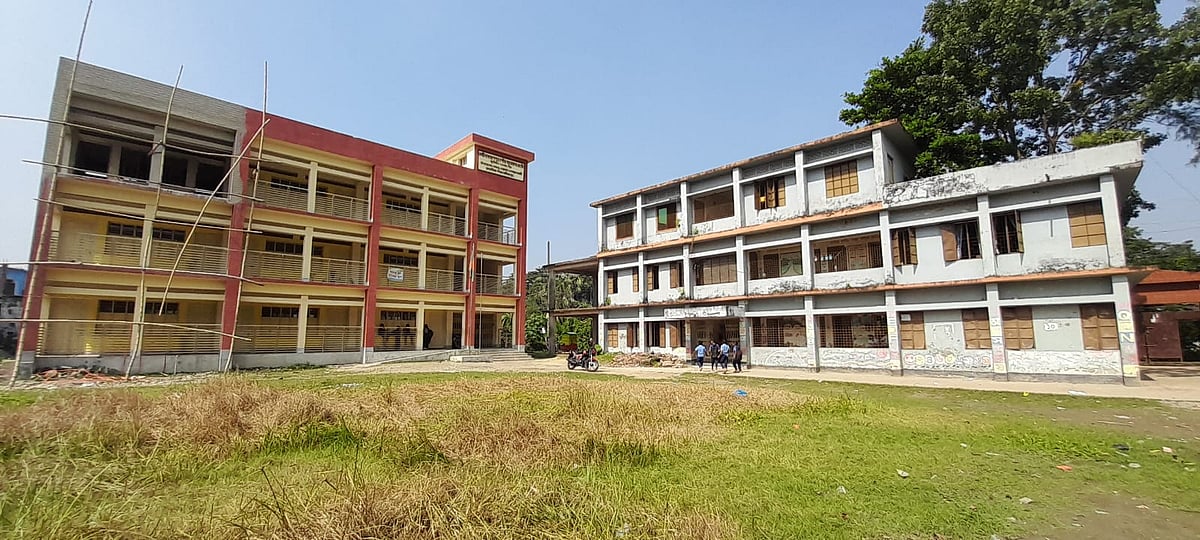 শিক্ষকেরা কর্মবিরতি পালন করছেন। তাই বিদ্যালয়ে এসে ফিরে যেতে হয়েছে শিক্ষার্থীদের। আজ দুপুরে নোয়াখালী শহরের লক্ষীনারায়ণপুর মডেল আদর্শ সরকারি প্রাথমিক বিদ্যালয়ে