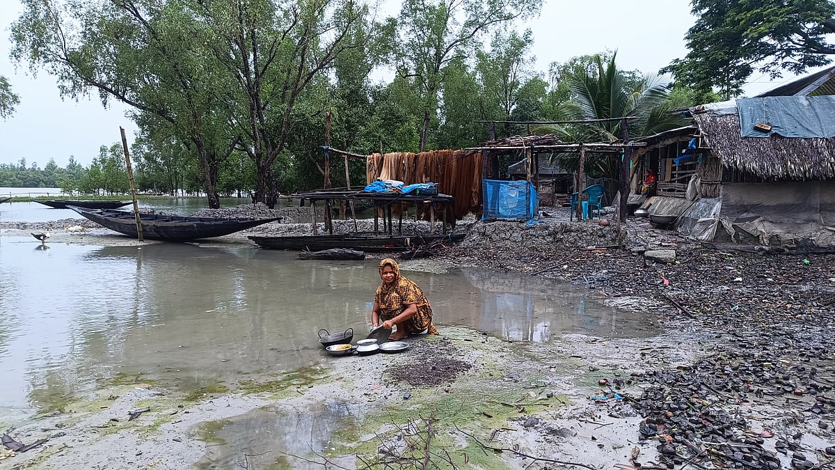ঘূর্ণিঝড় ও জলোচ্ছ্বাসে ভিটেমাটি হারিয়ে নদীর বাঁধের বাইরে আশ্রয় নিয়েছে অনেক পরিবার। সম্প্রতি খুলনার কয়রার সুন্দরবনসংলগ্ন শাকবাড়িয়া নদীর তীর থেকে তোলা