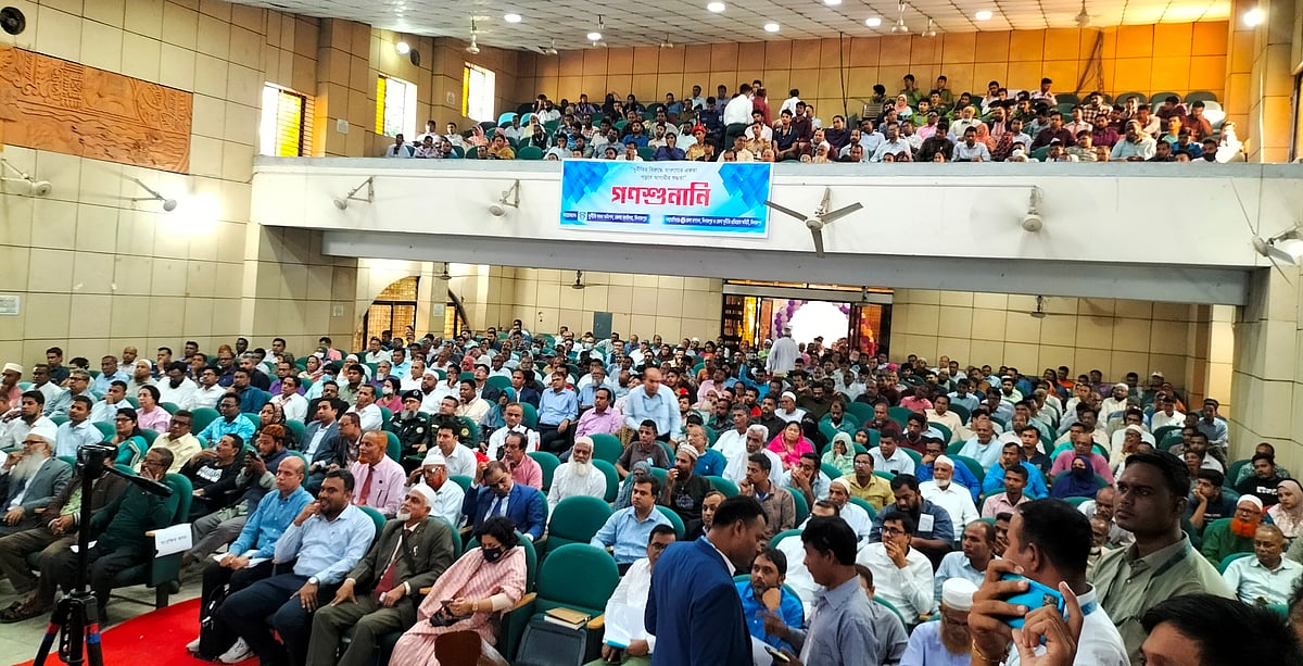 দিনাজপুরে দুর্নীতি দমন কমিশনের গণশুনানি অনুষ্ঠানে মিলনায়তনভর্তি মানুষ। সোমবার সকালে দিনাজপুর শিশু একাডেমি মিলনায়তনে