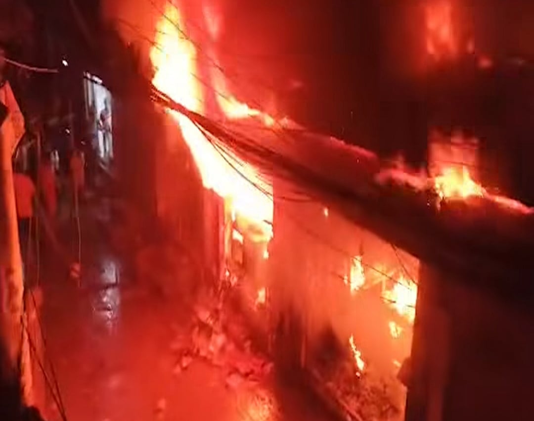 চট্টগ্রামের পুরোনো চান্দগাঁও এলাকায় আগুনে ক্ষতিগ্রস্ত দোকান। চট্টগ্রাম, ১০ নভেম্বর