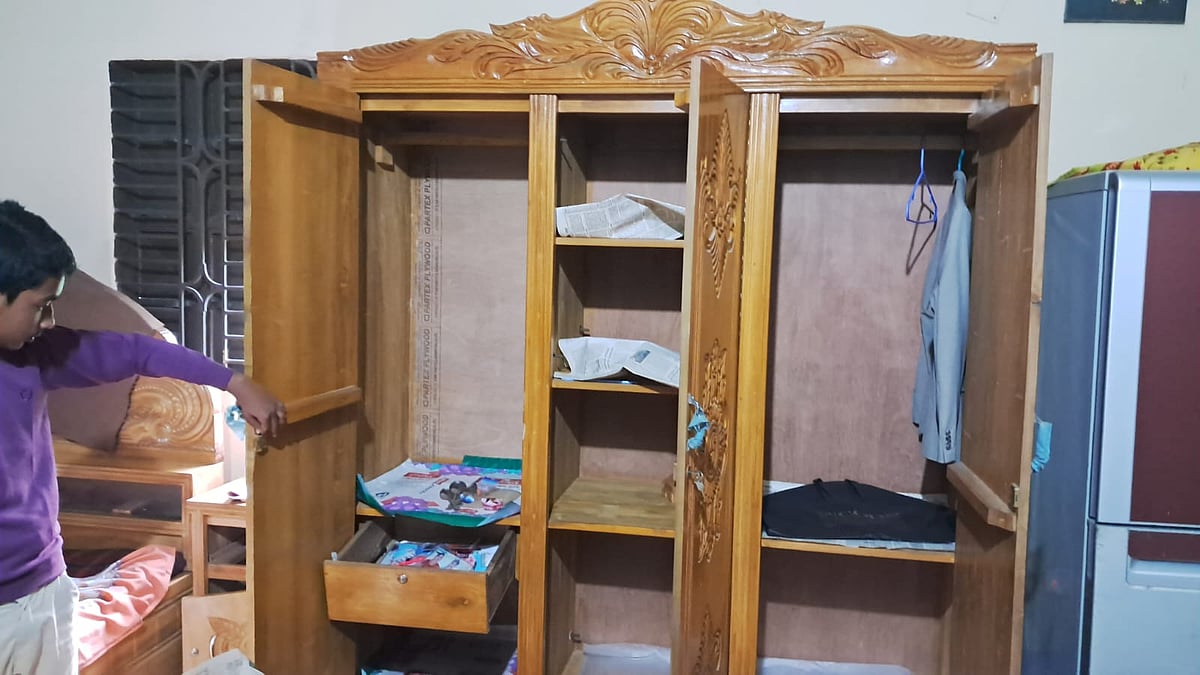 গাজীপুরের শ্রীপুর উপজেলায় তিনটি বাড়িতে চুরির ঘটনা ঘটেছে। আজ সোমবার সকালে শিরিশগুড়ি গ্রামের আলী আকবরের বাড়িতে