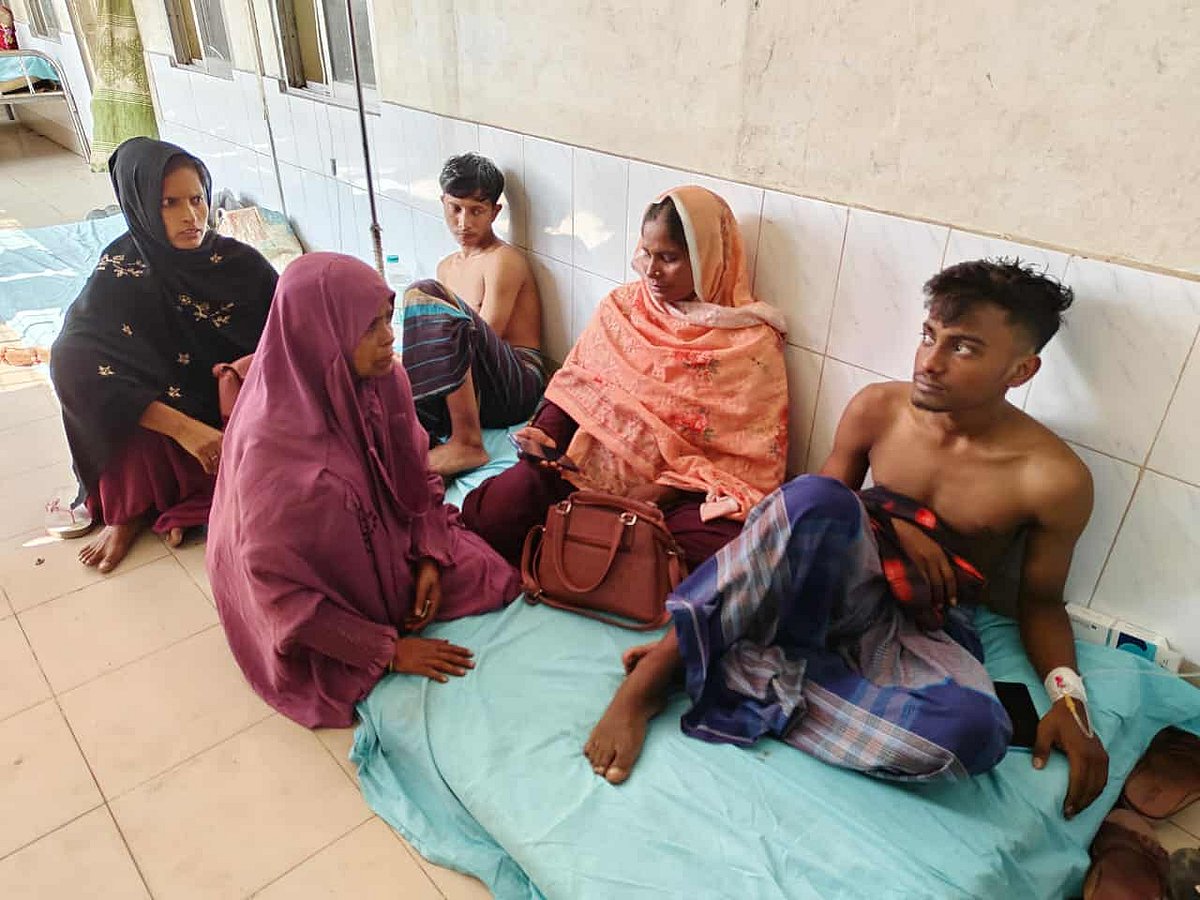 কুষ্টিয়ার কুমারখালীতে চুরির অভিযোগে দুই কিশোরকে মারধরের ঘটনা ঘটেছে। আজ সোমবার দুপুরে কুমারখালী উপজেলা স্বাস্থ্য কমপ্লেক্সে