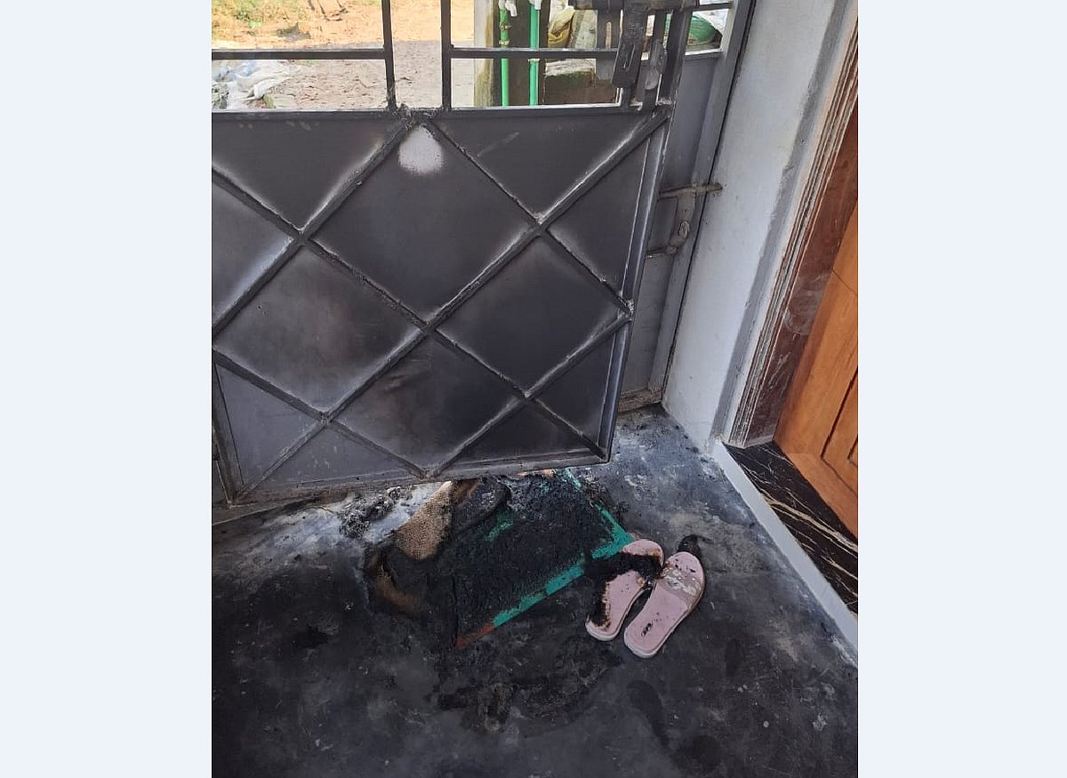 নেত্রকোনায় এনসিপির নেতার বাড়ির ফটকে রোববার রাতে দুর্বৃত্তদের আগুন ধরিয়ে দেওয়ার অভিযোগ উঠেছে
