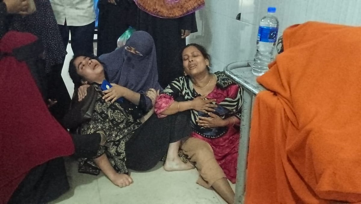 নিহত আরিফ মীরের লাশের পাশে স্বজনদের আহাজারি। সোমবার সকালে মুন্সিগঞ্জ জেনারেল হাসপাতালে