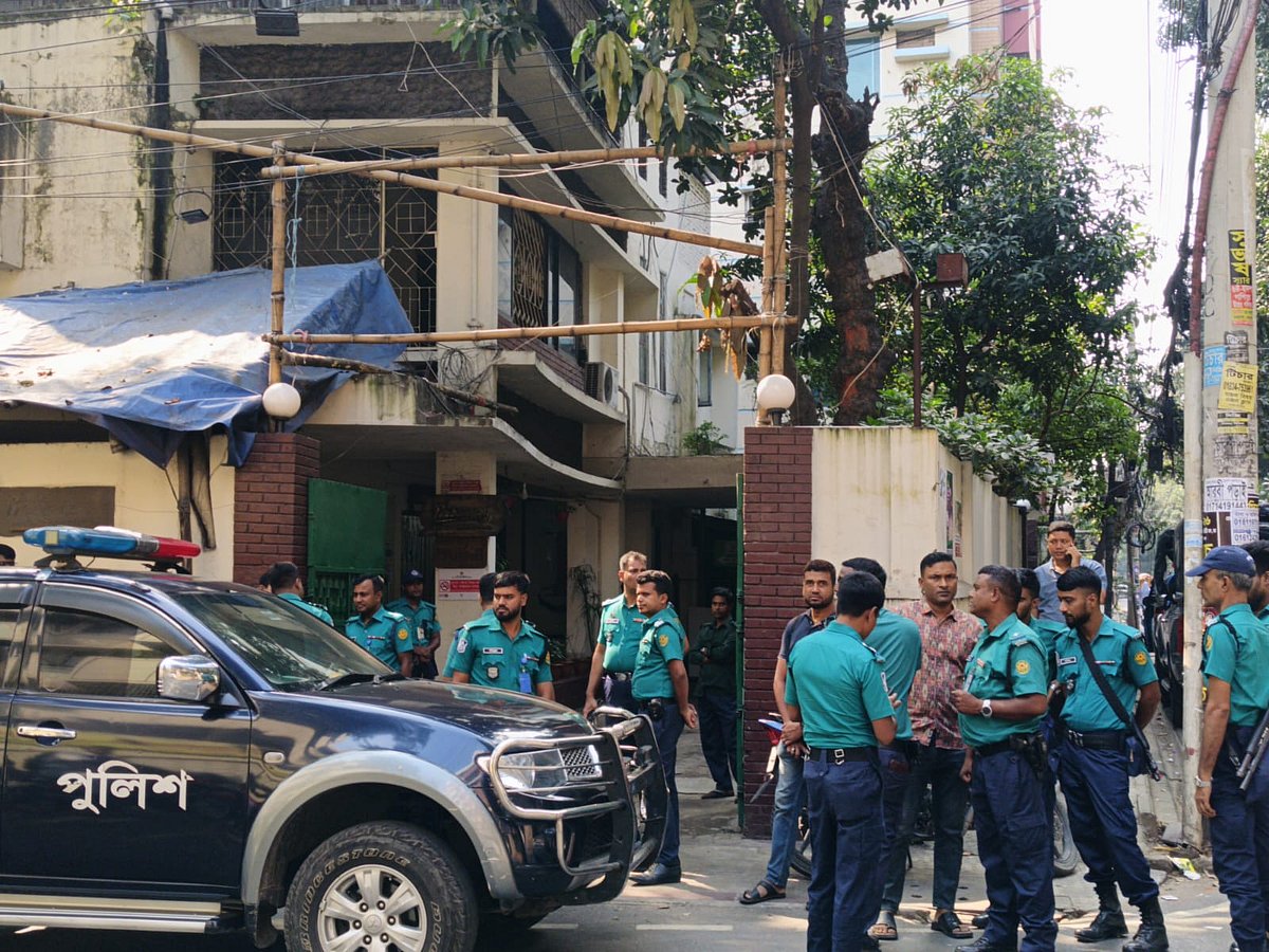 মোহাম্মদপুরে খাদ্যপণ্যের প্রতিষ্ঠান প্রবর্তনায় ককটেল বিস্ফোরণের পর সেখানে পুলিশ আসে