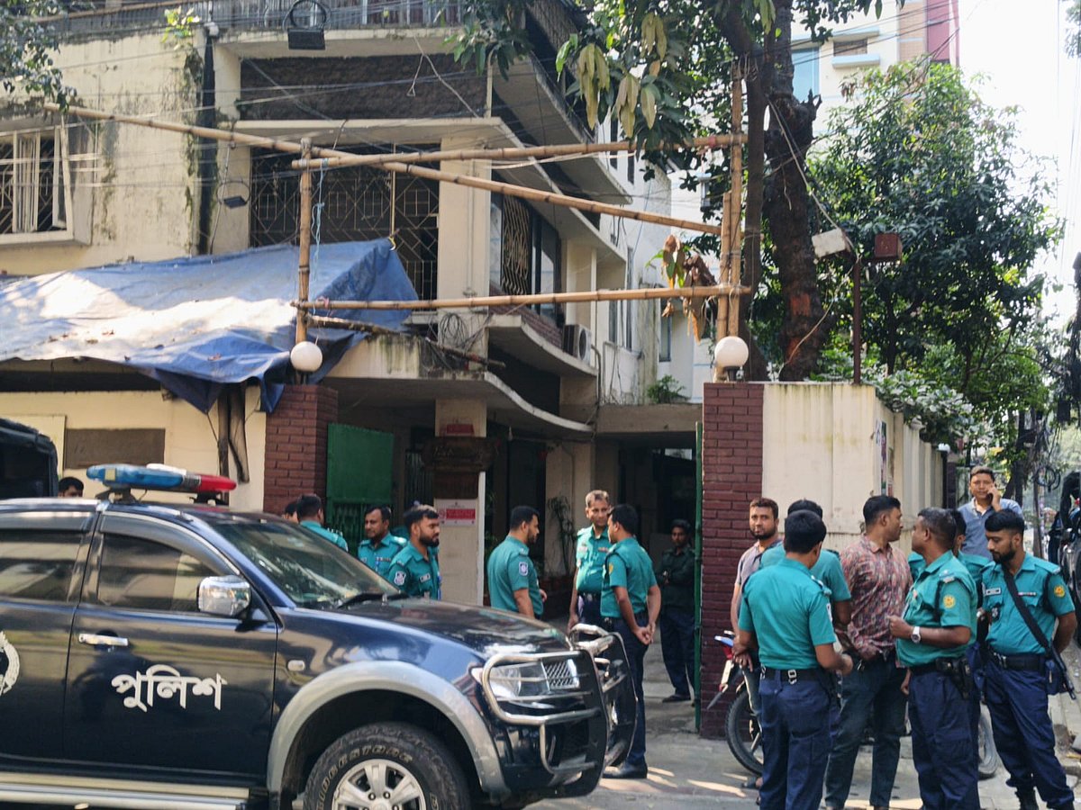 ককটেল বিস্ফোরণের পর মোহাম্মদপুরে প্রবর্তনার সামনে পুলিশ। আজ সোমবার সকালে