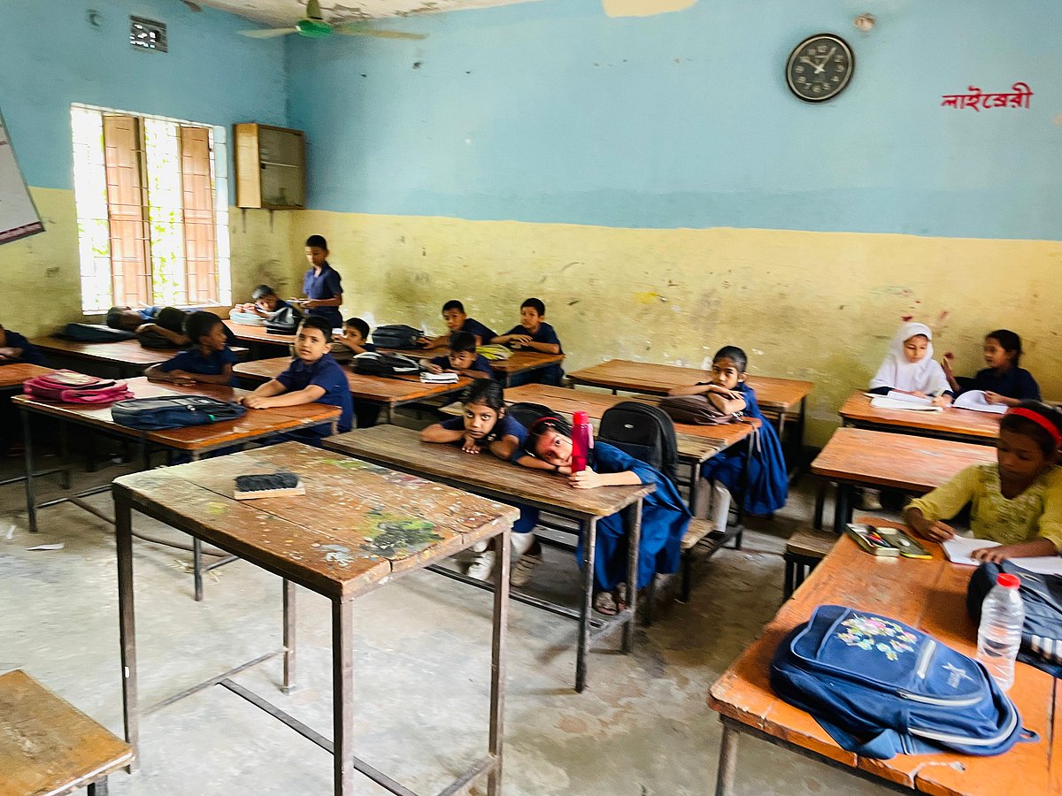 শিক্ষকদের আন্দোলনের কারণে পাঠদান বন্ধ। তাই শিক্ষার্থীদের কেউ শ্রেণিকক্ষে গল্প করছে, আবার কেউ ঘুমাচ্ছে। আজ সকাল সাড়ে ১০টার দিকে কুমিল্লা নগরের ছোটরা এলাকার মালেকা মমতাজ সরকারি প্রাথমিক বিদ্যালয়ে