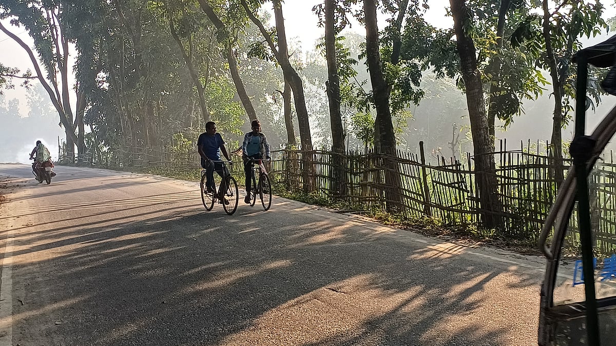 হেমন্তের মাঝামাঝি সময়ে দেশের সর্বোত্তরের জেলা পঞ্চগড়ে শুরু হয়েছে শীতের আমেজ। সকালে কুয়াশা কেটে গিয়ে উঠেছে মিষ্টি রোদ। আজ সোমবার সদর উপজেলার তালমা নদীসংলগ্ন বলেয়াপাড়া এলাকা