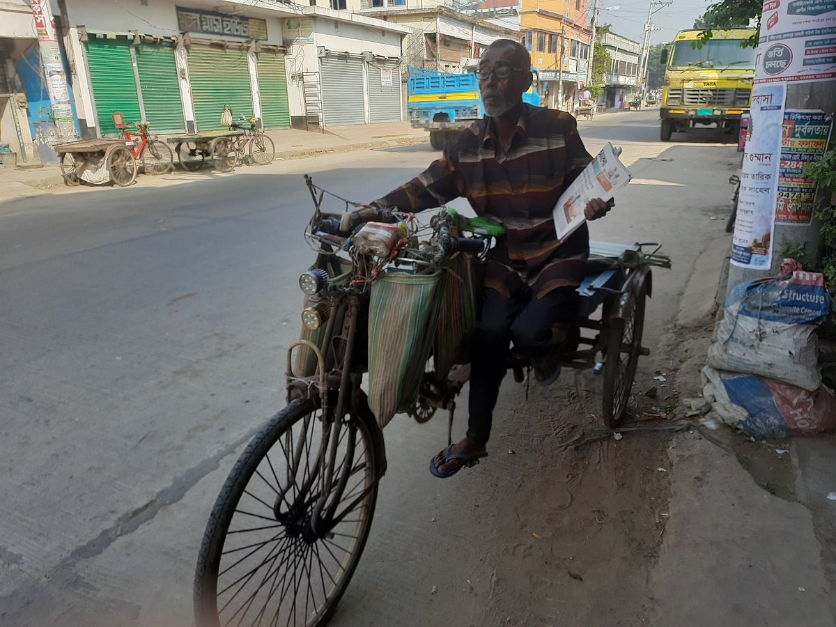 প্রতিবন্ধী আকরাম হোসেন মোটরচালিত ভ্যান চালিয়ে পত্রিকা বিলি করেন। যশোরের কেশবপুর শহরের পুরাতন বাসস্ট্যান্ড এলাকায়