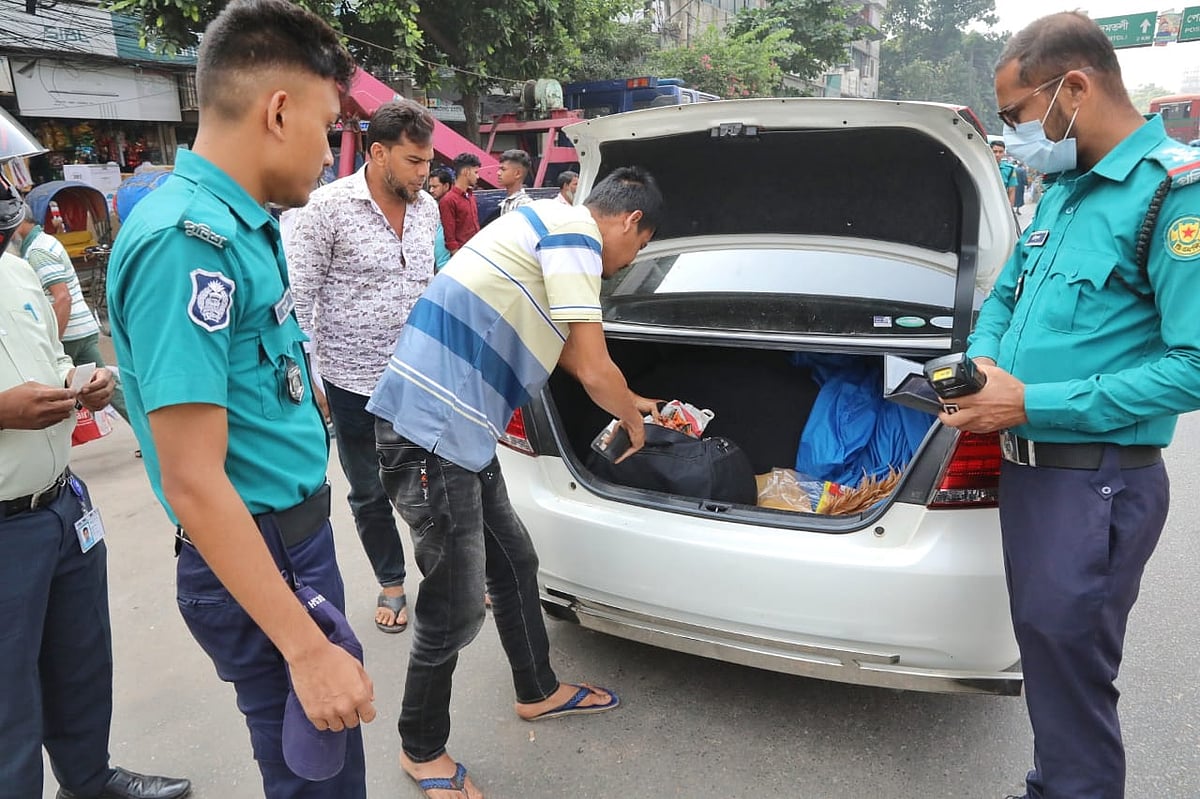 কার্যক্রম নিষিদ্ধ আওয়ামী লীগের অনলাইনে ঘোষিত ‘লকডাউন’ কর্মসূচি ঠেকাতে ব্যাপক প্রস্তুতি নিয়েছে আইনশৃঙ্খলা বাহিনী। এর অংশ হিসেবে রাজধানীর প্রবেশপথে তল্লাশি চালাচ্ছেন পুলিশ সদস্যরা। বাবু বাজার এলাকা, ১০ নভেম্বর