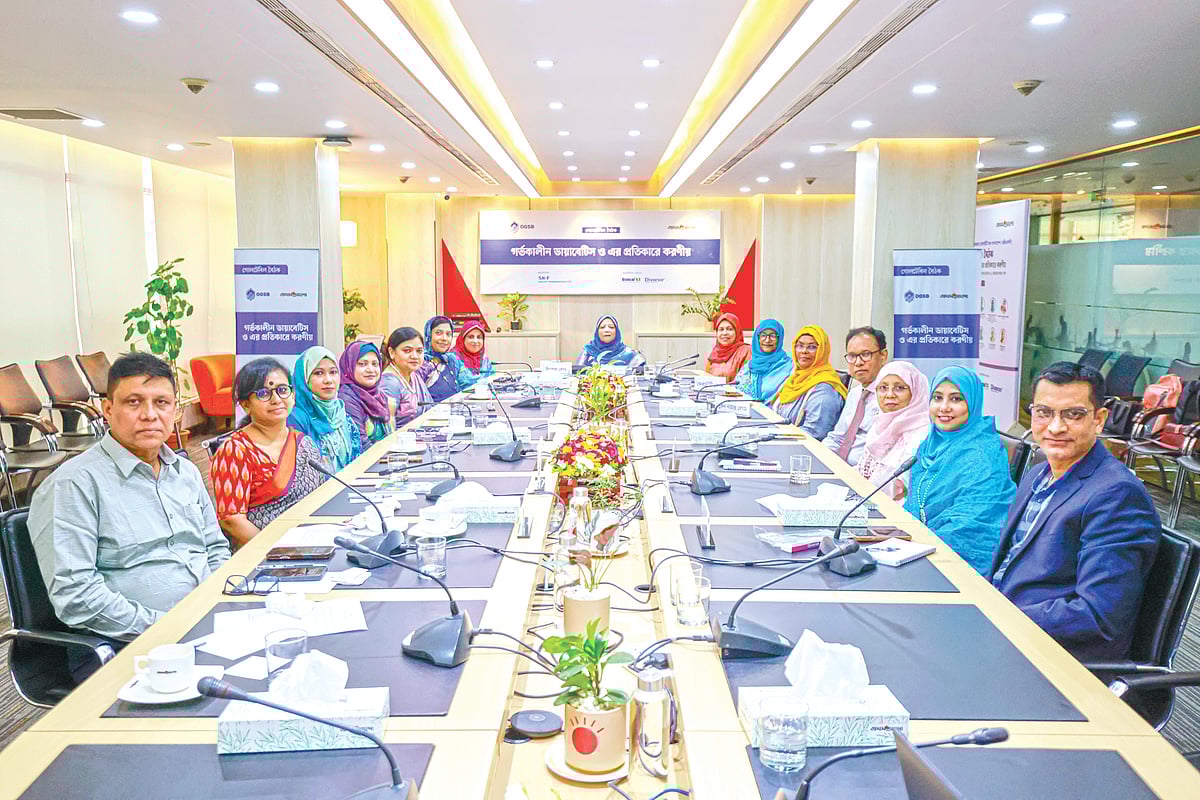 গর্ভাবস্থায় ডায়াবেটিস ও এর প্রতিকারে করণীয় শীর্ষক গোলটেবিল বৈঠকে আলোচকেরা। গতকাল ঢাকার প্রথম আলো কার্যালয়ে