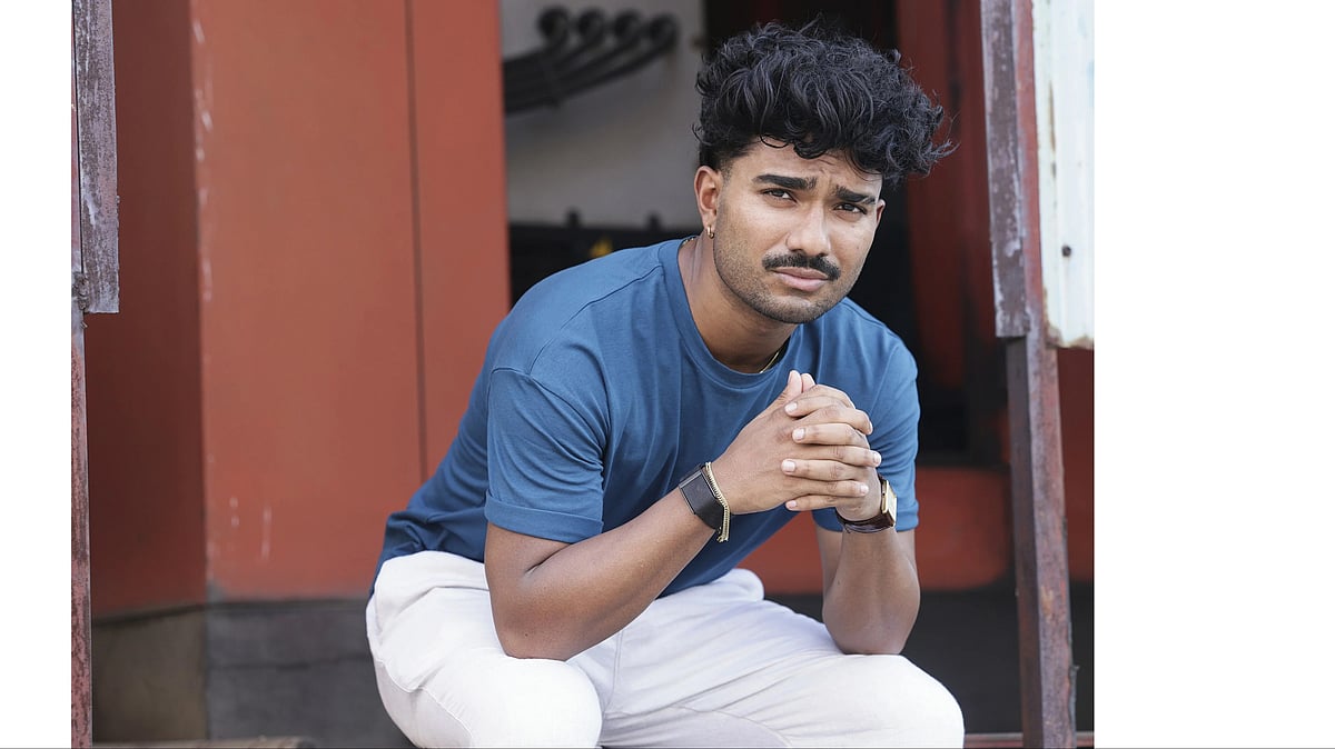 ক্যাজুয়াল পোশাকে স্বাচ্ছন্দ্য সংগীতশিল্পী মুজা