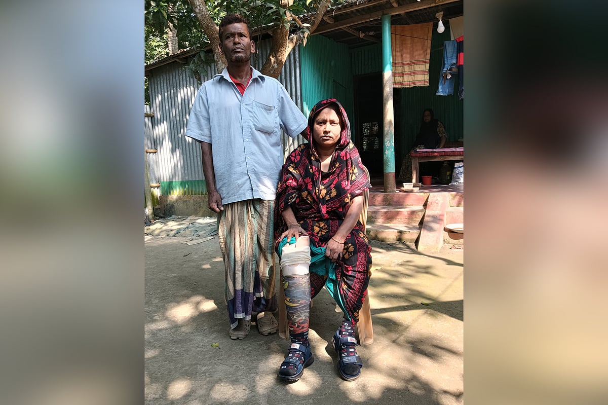 জুলাই যোদ্ধা রিকশাচালক শওকত মণ্ডলের স্ত্রী আকলিমা বেগমের ডান পায়ে হাইটেক কৃত্রিম পা সংযোজন করা হয়েছে। আজ সোমবার দুপুরে রাজবাড়ী পৌরসভার লোকোশেড ছোট নূরপুর এলাকায়