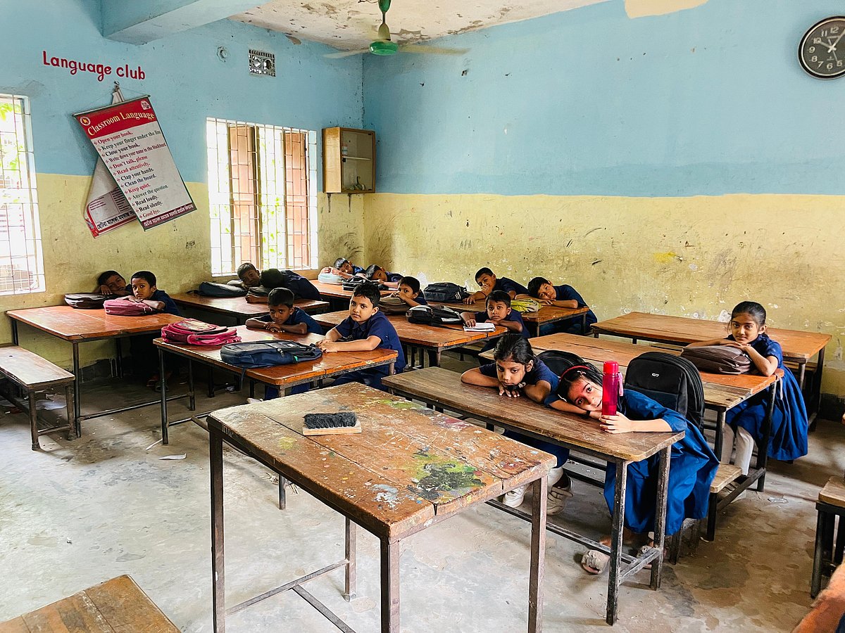 শিক্ষকদের আন্দোলনের কারণে পাঠদান বন্ধ। তাই শিক্ষার্থীদের কেউ শ্রেণিকক্ষে গল্প করছে, আবার কেউ ঘুমাচ্ছে। আজ সকাল সাড়ে ১০টার দিকে কুমিল্লা নগরের ছোটরা এলাকার মালেকা মমতাজ সরকারি প্রাথমিক বিদ্যালয়ে।