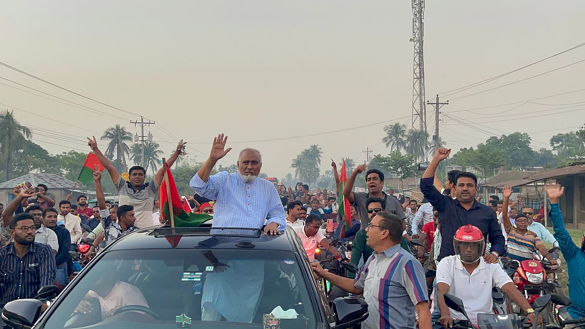 কুষ্টিয়া-ঈশ্বরদী মহাসড়কে আজ সোমবার বিকেলে মানববন্ধন ও বিক্ষোভ করেন সাবেক সংসদ সদস্য শহীদুল ইসলামের সমর্থকেরা। এ সময় তিনি ছাদখোলা গাড়িতে হাত নেড়ে সবাইকে শুভেচ্ছা জানান