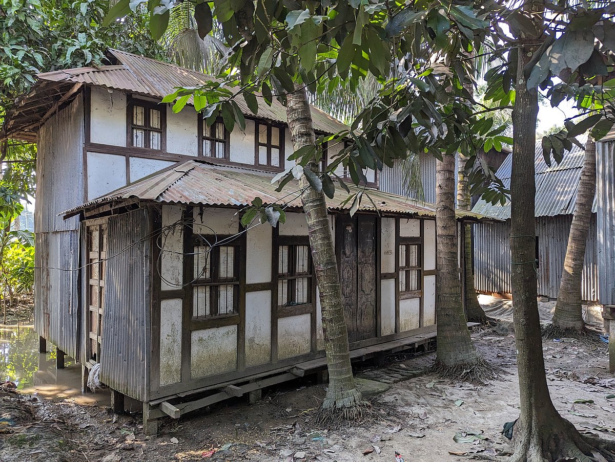 শরীয়তপুরে পদ্মা সেতু অ্যাপ্রোচ সড়ক নির্মাণের ভূমি অধিগ্রহণে বেশি ক্ষতিপূরণ পাওয়ার আসায় একটি চক্র অবৈধভাবে বিভিন্ন স্থাপনা নির্মাণ করেছে। সম্প্রতি জাজিরার মতিসাগর এলাকা থেকে তোলা