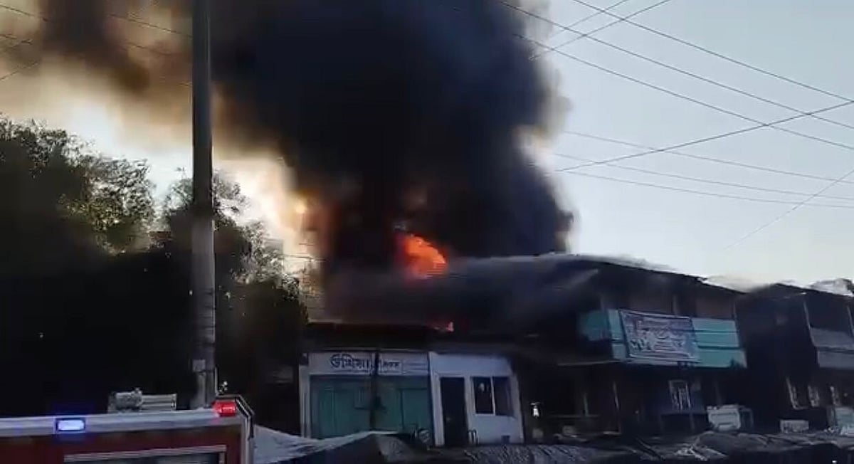 কক্সবাজারের উখিয়া সদরের একটি বিপণিকেন্দ্রে আগুন জ্বলছে। আগুনে পুড়ে এক ব্যবসায়ীর মৃত্যু হয়। আজ বিকালে
