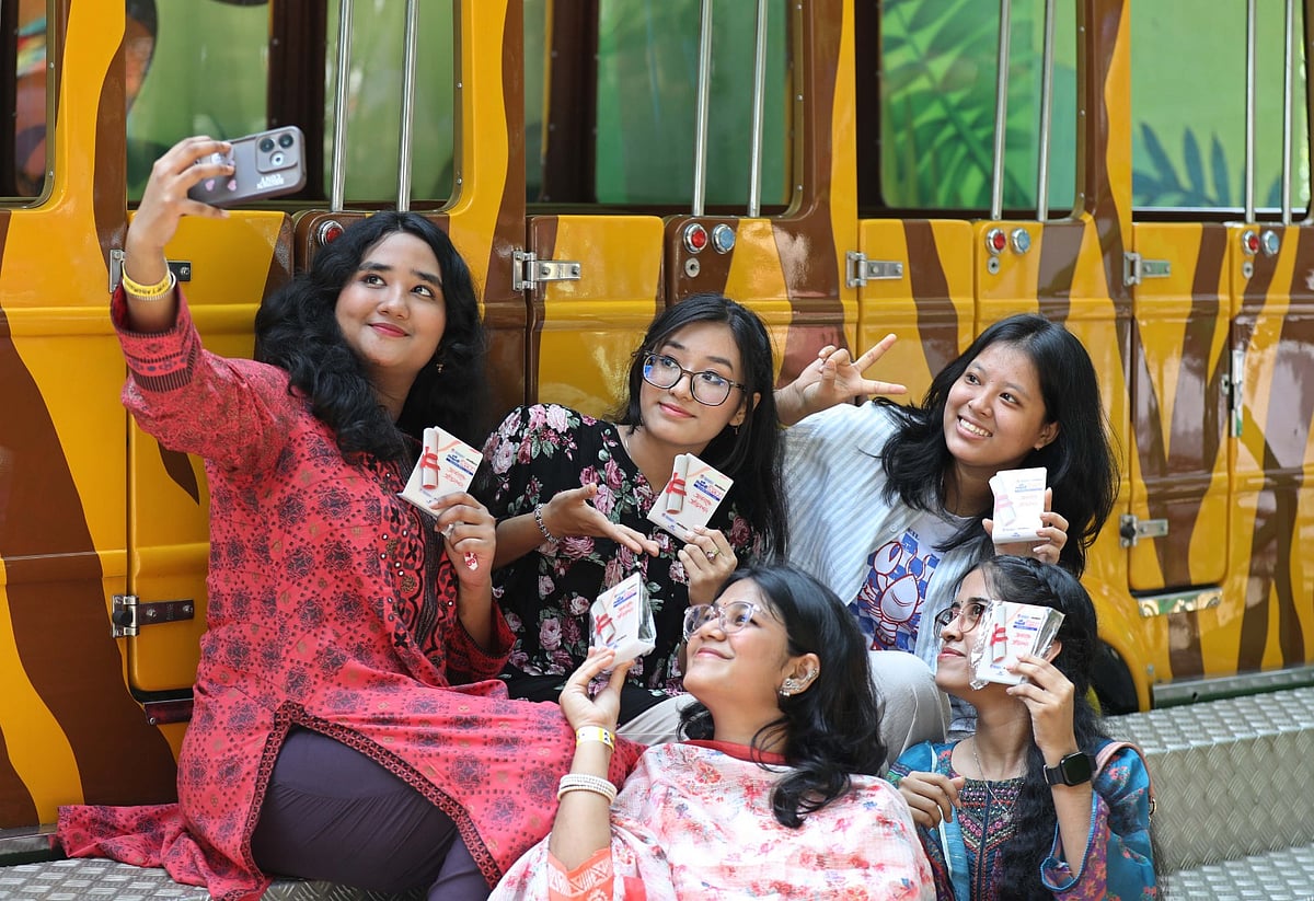 এইচএসসি ও সমমানের পরীক্ষায় জিপিএ ৫ প্রাপ্তদের সংবর্ধনা অনুষ্ঠানে সেলফি তোলায় ব্যস্ত অংশ নেওয়া কয়েকজন শিক্ষার্থী। আজ সকালে চট্টগ্রামের ফয়’স লেক অ্যামিউসমেন্ট পার্কে