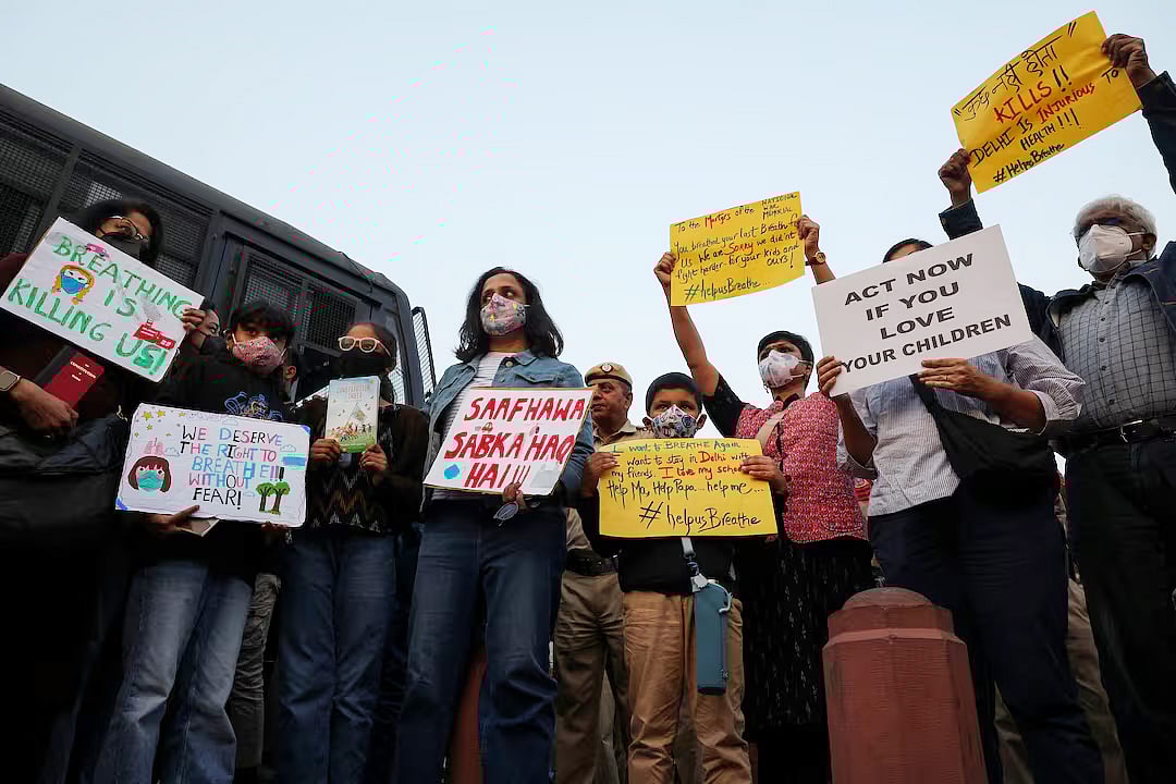 বায়ুদূষণের বিরুদ্ধে বিক্ষোভ। ভারতের রাজধানী নয়াদিল্লির ‘ইন্ডিয়া গেটের’ সামনে, ৯ নভেম্বর ২০২৫