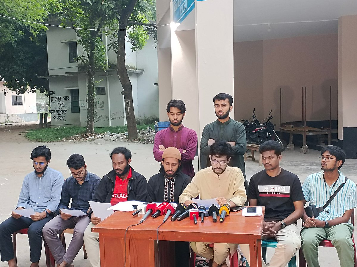 রাজশাহী বিশ্ববিদ্যালয়ের রেজিস্ট্রারের পদত্যাগের দাবিতে রাকসুর সংবাদ সম্মেলন। আজ সোমবার বিকেল সাড়ে ৫টার দিকে রাকসু ভবনের সামনে