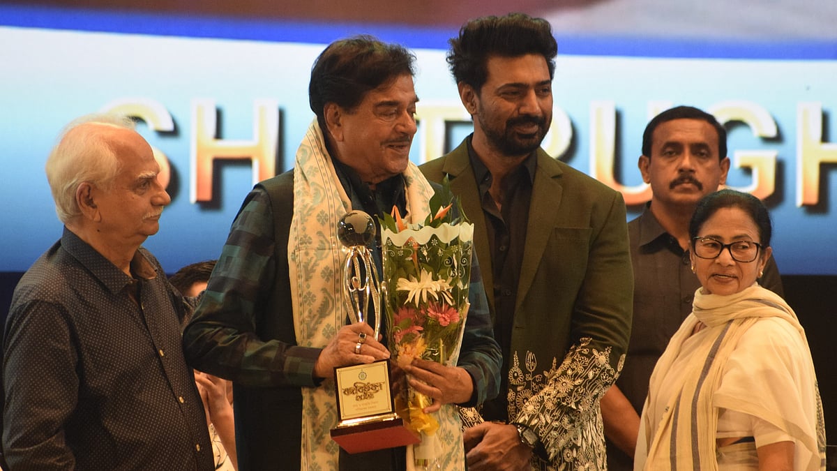 শত্রুঘ্ন সিনহাকে বঙ্গবিভূষণ সম্মানে ভূষিত করেন মমতা বন্দ্যোপাধ্যায়। ভাস্কর ব্যানার্জি