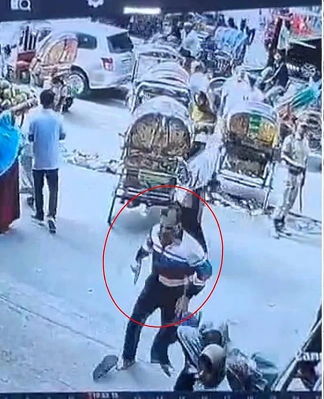 সিসিটিভির ফুটেজে দেখা যায়, তারিক সাইফ মামুন দৌড়ে পালানোর চেষ্টা করছেন