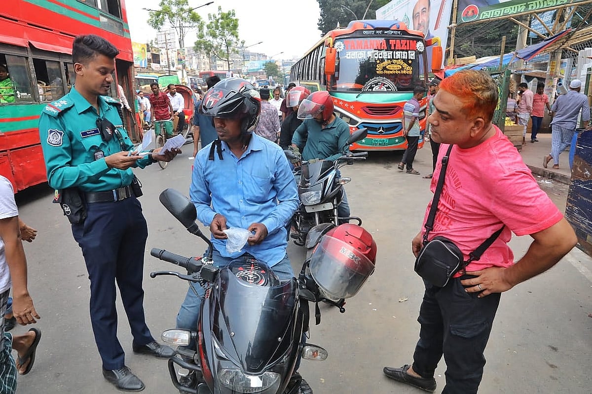 গুলির ঘটনার পর রাজধানীর প্রবেশপথে তল্লাশি চালায় পুলিশ। বাবুবাজার এলাকা, ১০ নভেম্বর