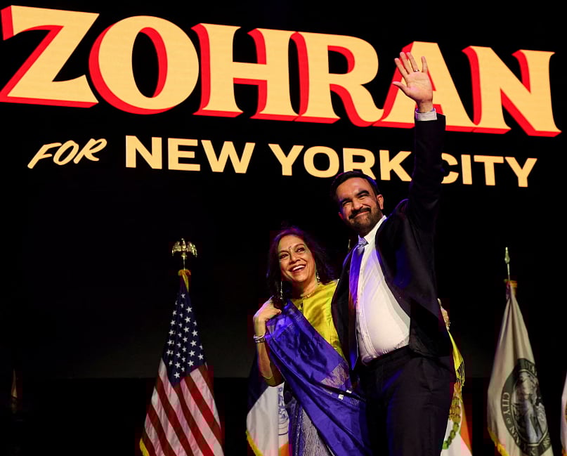 নিউইয়র্কের মেয়র পদে জয়ের পর মা মীরা নায়ারের সঙ্গে মঞ্চে জোহরান মামদানি