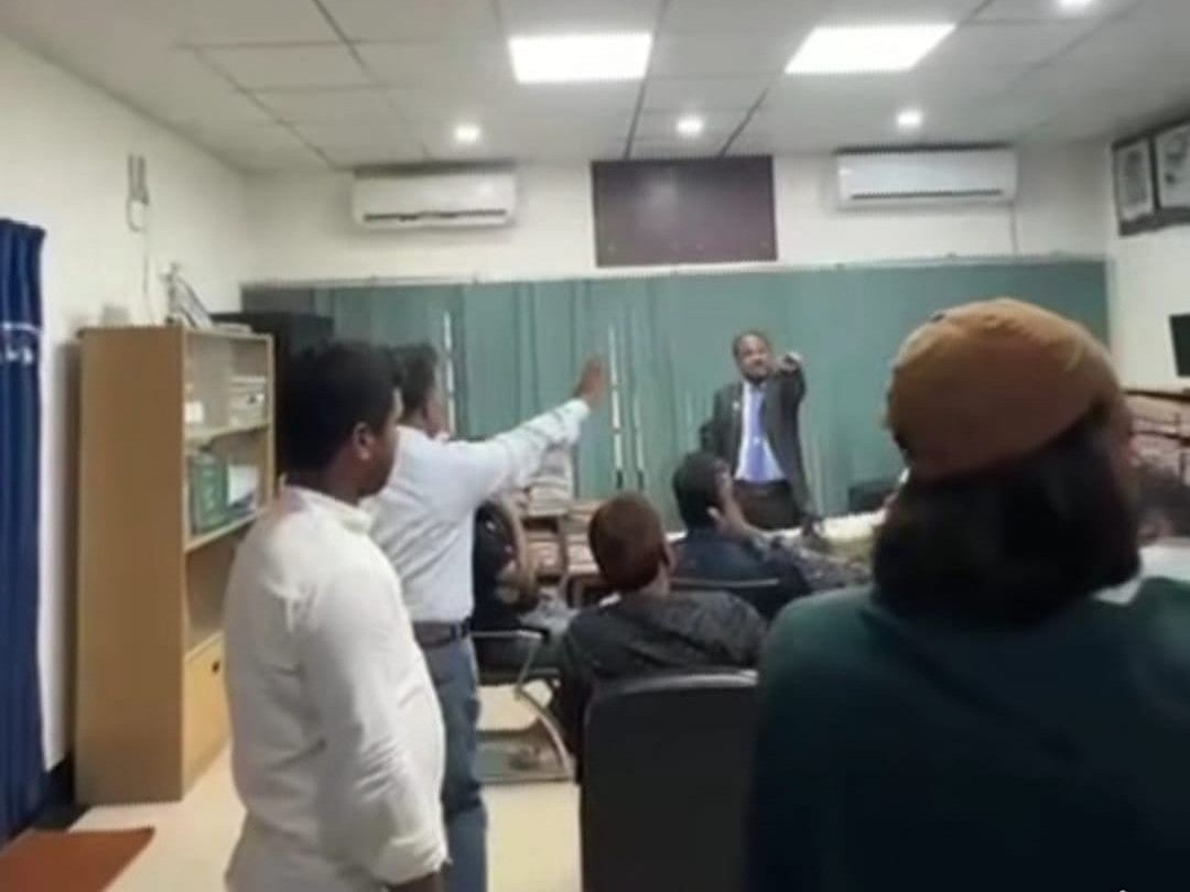 রাকসুর জিএস সালাহউদ্দিন আম্মারের সঙ্গে ভারপ্রাপ্ত রেজিস্ট্রার অধ্যাপক ইফতিখারুল আলমের বাগ্‌বিতণ্ডা। গতকাল দুপুরে রাজশাহী বিশ্ববিদ্যালয়ের রেজিস্ট্রারের কার্যালয়ে