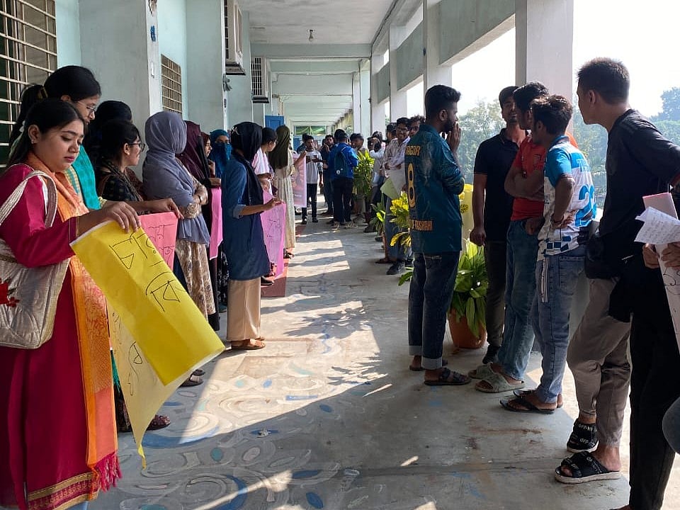 এক শিক্ষকের স্থায়ী বহিষ্কারের দাবিতে তাঁর চেম্বারে তালা ঝুলিয়ে শিক্ষার্থীদের বিক্ষোভ। আজ সোমবার সকালে রাজশাহী বিশ্ববিদ্যালয়ের রবীন্দ্রনাথ ঠাকুর একাডেমিক ভবনে