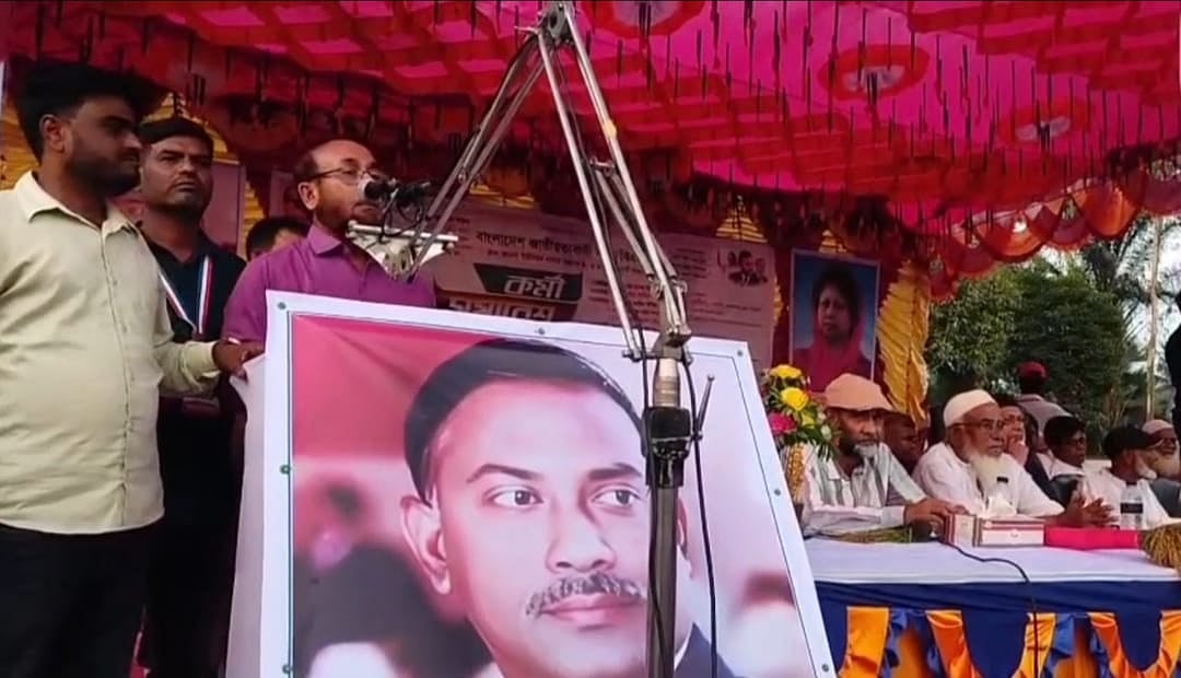 বিএনপির কর্মী সমাবেশে বক্তব্য দেন মেলান্দহ পৌরসভার নির্বাহী কর্মকর্তা মো. মনিরুজ্জামান। রোববার বিকেলে জামালপুরের সরিষাবাড়ী উপজেলার আওনা ইউনিয়নের বাটিকামারী এলাকায়