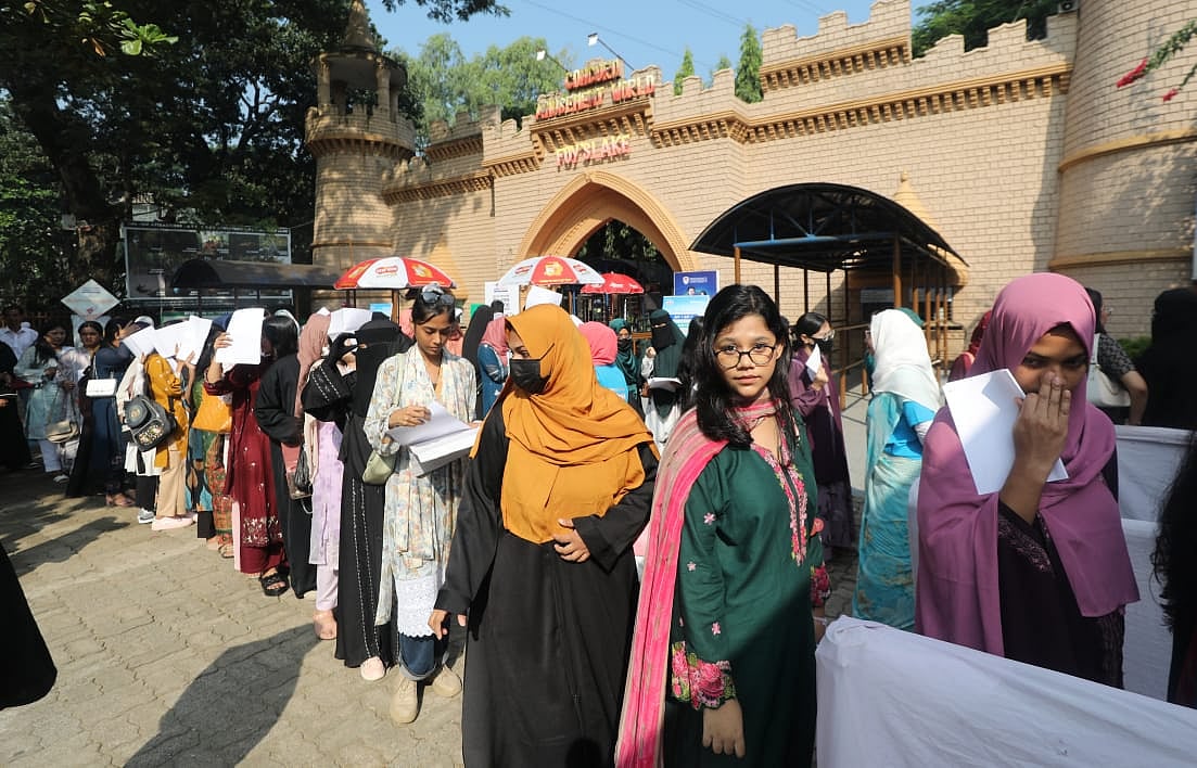 সারি বেঁধে অনুষ্ঠানস্থলে প্রবেশ করছেন শিক্ষার্থীরা। আজ সকালে চট্টগ্রাম নগরের  ফয়’স লেক অ্যামিউজমেন্ট পার্ক এলাকায়