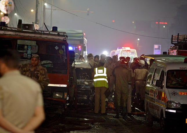 নয়াদিল্লির একটি মেট্রোস্টেশনের কাছে বিস্ফোরণের পর সেখানে পৌঁছান পুলিশ ও ফায়ার সার্ভিসের কর্মীরা