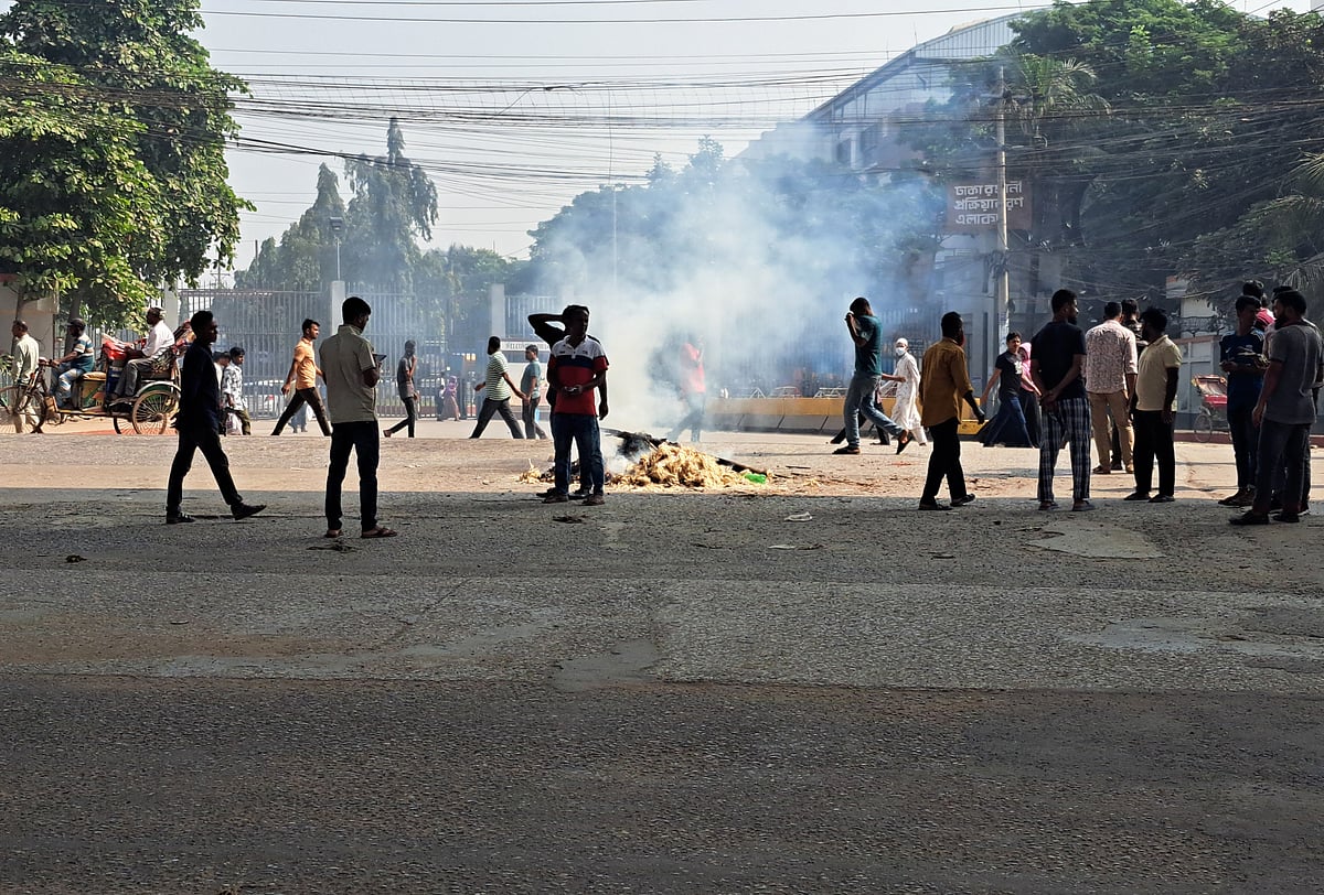 বকেয়া বেতন ও বন্ধ কারখানা খোলে দেওয়ার দাবিতে সাভারের আশুলিয়ায় ঢাকা রপ্তানি প্রক্রিয়াকরণ অঞ্চলের সামনে মহাসড়ক অবরোধ করে বিক্ষোভ করেন শ্রমিকেরা। এ সময় তাঁরা সড়কে কাঠ ও বাঁশ দিয়ে আগুন জ্বালিয়ে দেন। সোমবার সকালে