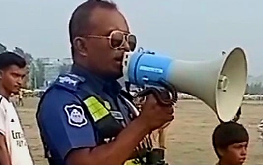 হারিয়ে যাওয়া শিশু উদ্ধারের পর বাবা–মায়ের সন্ধানে মাইকিং করছেন টুরিস্ট পুলেশের এক সদস্য। গত শুক্রবার কক্সবাজার সৈকতের সুগন্ধা পয়েন্টে