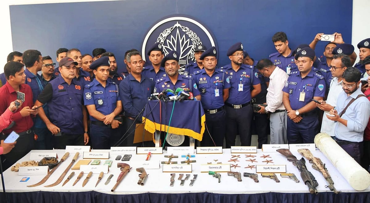 অস্ত্র উদ্ধারের বিষয়ে পুলিশের সংবাদ সম্মেলন। আজ বেলা তিনটায় চট্টগ্রাম জেলা পুলিশ কার্যালয়ে