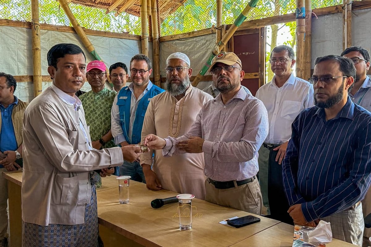 কক্সবাজারের উখিয়ার আশ্রয়শিবিরে রোহিঙ্গাদের মাঝে বৈধ সিম তুলে দেন শরণার্থী ত্রাণ ও প্রত্যাবাসন কমিশনার মোহাম্মদ মিজানুর রহমান। আজ দুপুরে