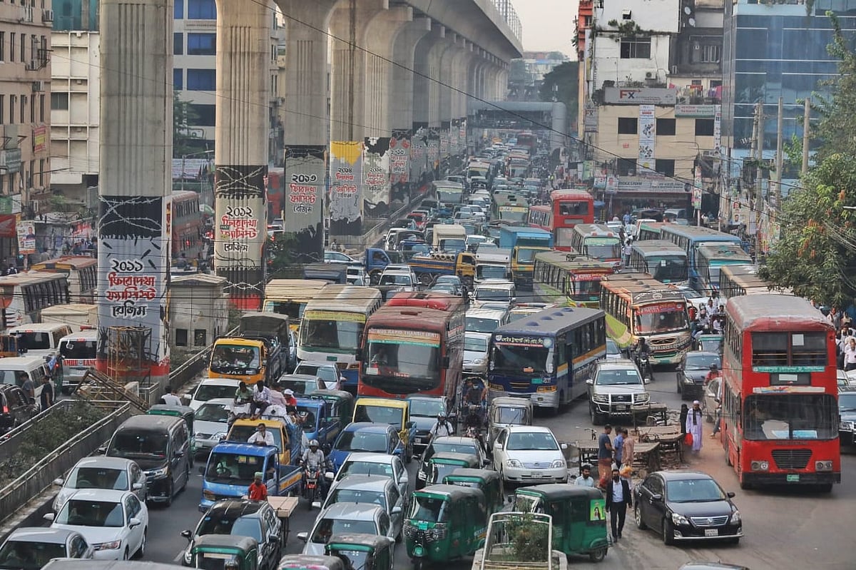 ফার্মগেট থেকে কারওয়ান বাজারমুখী সড়কে তীব্র যানজট তৈরি হয়। ঢাকা। ১০ নভেম্বর
