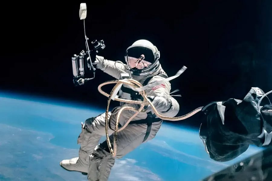 মহাকাশে স্পেসওয়াকের সময় প্রথম সেলফি তোলেন বাজ অলড্রিন