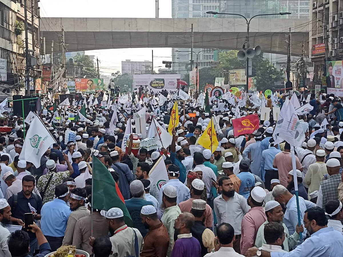 পল্টনে বাংলাদেশ জামায়াতে ইসলামী ও ইসলামী আন্দোলনসহ  আট দলের ডাকা সমাবেশ শুরু হয়েছে। আজ মঙ্গলবার দুপুরে