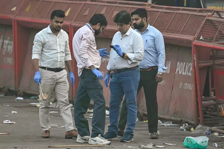 গাড়িতে বিস্ফোরণের ঘটনাস্থল পরিদর্শন ও আলামত সংগ্রহ করছেন ফরেনসিক বিশেষজ্ঞরা