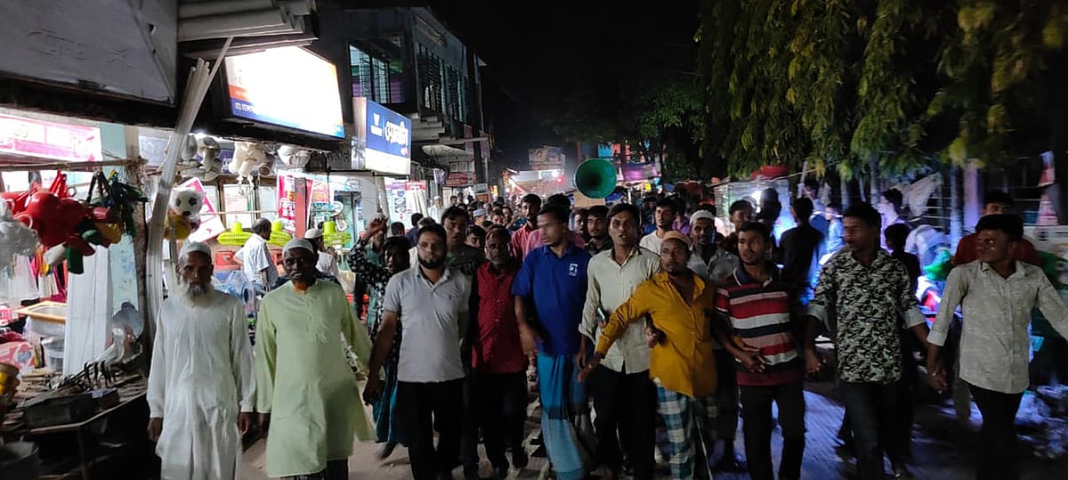 সিলেট-৪ আসনে জেলা বিএনপির উপদেষ্টা হেলাল উদ্দিন আহমদকে দলের মনোনয়ন দিতে মিছিল করেছে স্থানীয় বিএনপির একাংশ। গতকাল সোমবার সন্ধ্যায় গোয়াইনঘাট উপজেলার তোয়াকুল বাজারে