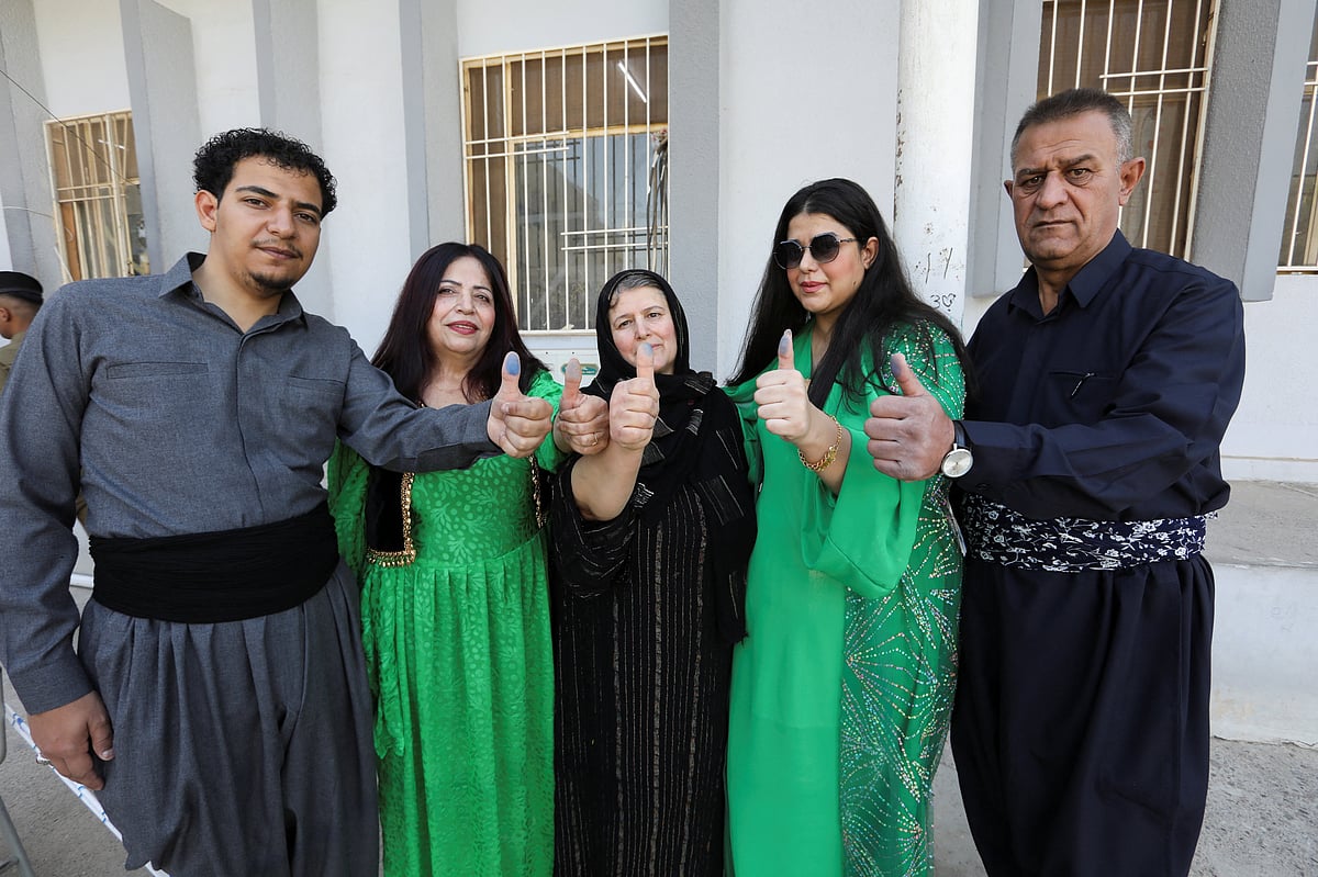 পার্লামেন্ট নির্বাচনে ভোট দেওয়ার পর ভোটাররা। মঙ্গলবার ইরাকের কিরকুক শহরে