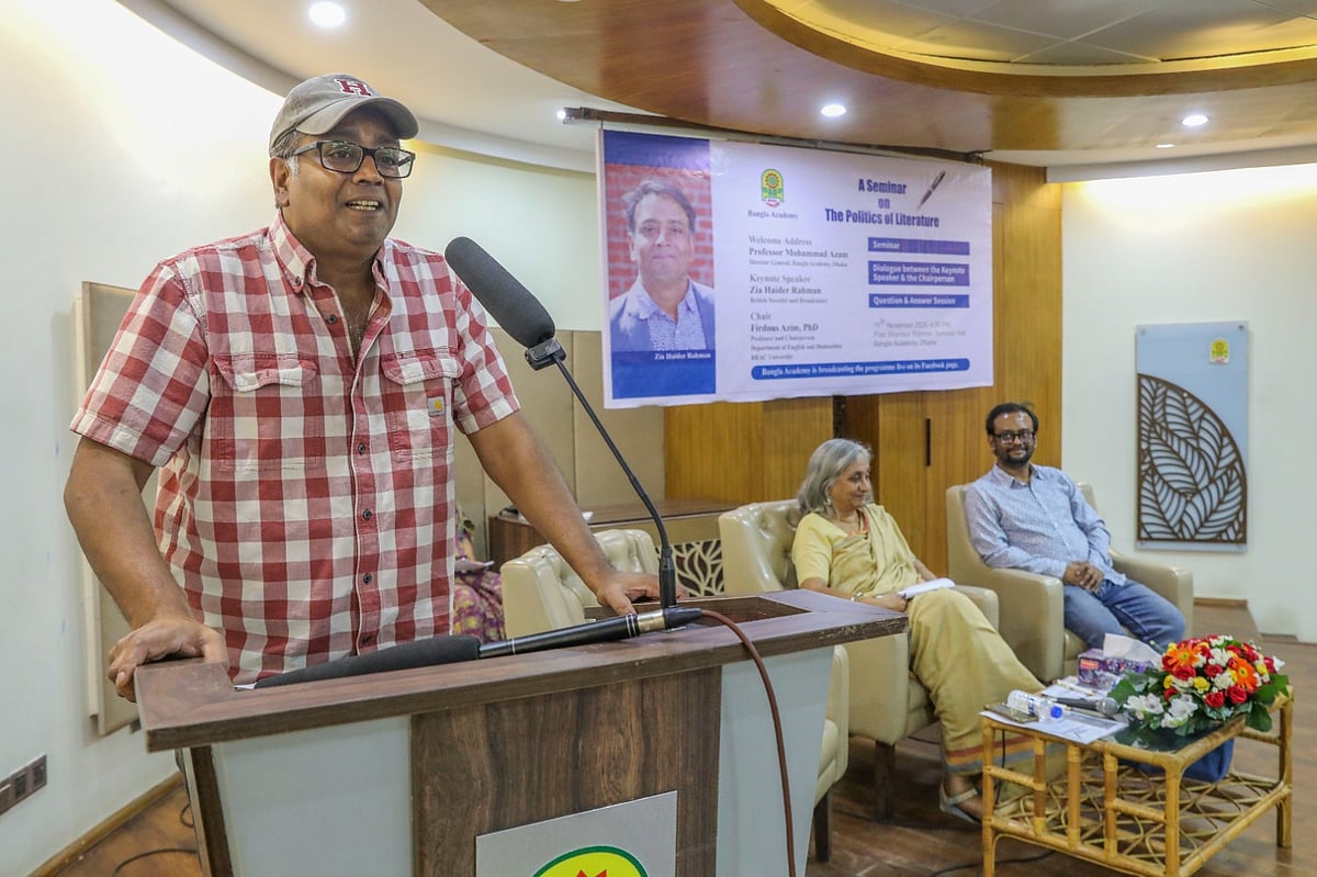 ‘দ্য পলিটিকস অব লিটারেচার’ শীর্ষক সেমিনারে বক্তব্য দেন বাংলাদেশি বংশোদ্ভূত ব্রিটিশ ঔপন্যাসিক জিয়া হায়দার রহমান। আজ মঙ্গলবার বাংলা একাডেমিতে