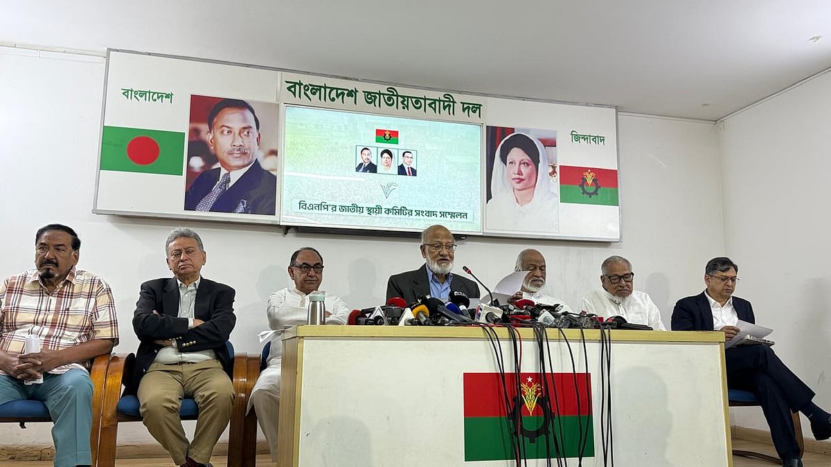 বিএনপির জাতীয় স্থায়ী কমিটির সংবাদ সম্মেলন। আজ মঙ্গলবার দুপুরে রাজধানীর গুলশানে বিএনপির চেয়ারপারসনের কার্যালয়ে