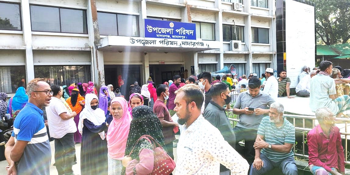 জামালপুরের মাদারগঞ্জে কয়েকটি সমিতি থেকে আমানতের টাকা উদ্ধারের দাবিতে উপজেলা পরিষদের কার্যালয় ঘেরাও কর্মসূচি পালন করছেন ভুক্তভোগীরা। মঙ্গলবার দুপুরে উপজেলা পরিষদ প্রাঙ্গণে