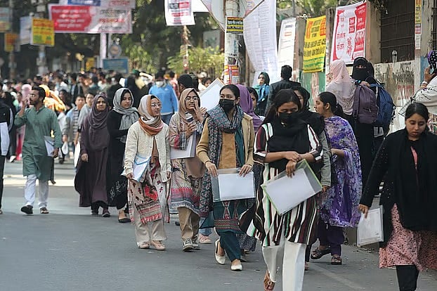 চট্টগ্রাম বিশ্ববিদ্যালয়ে ভর্তিচ্ছুক শিক্ষার্থীদের ভিড়