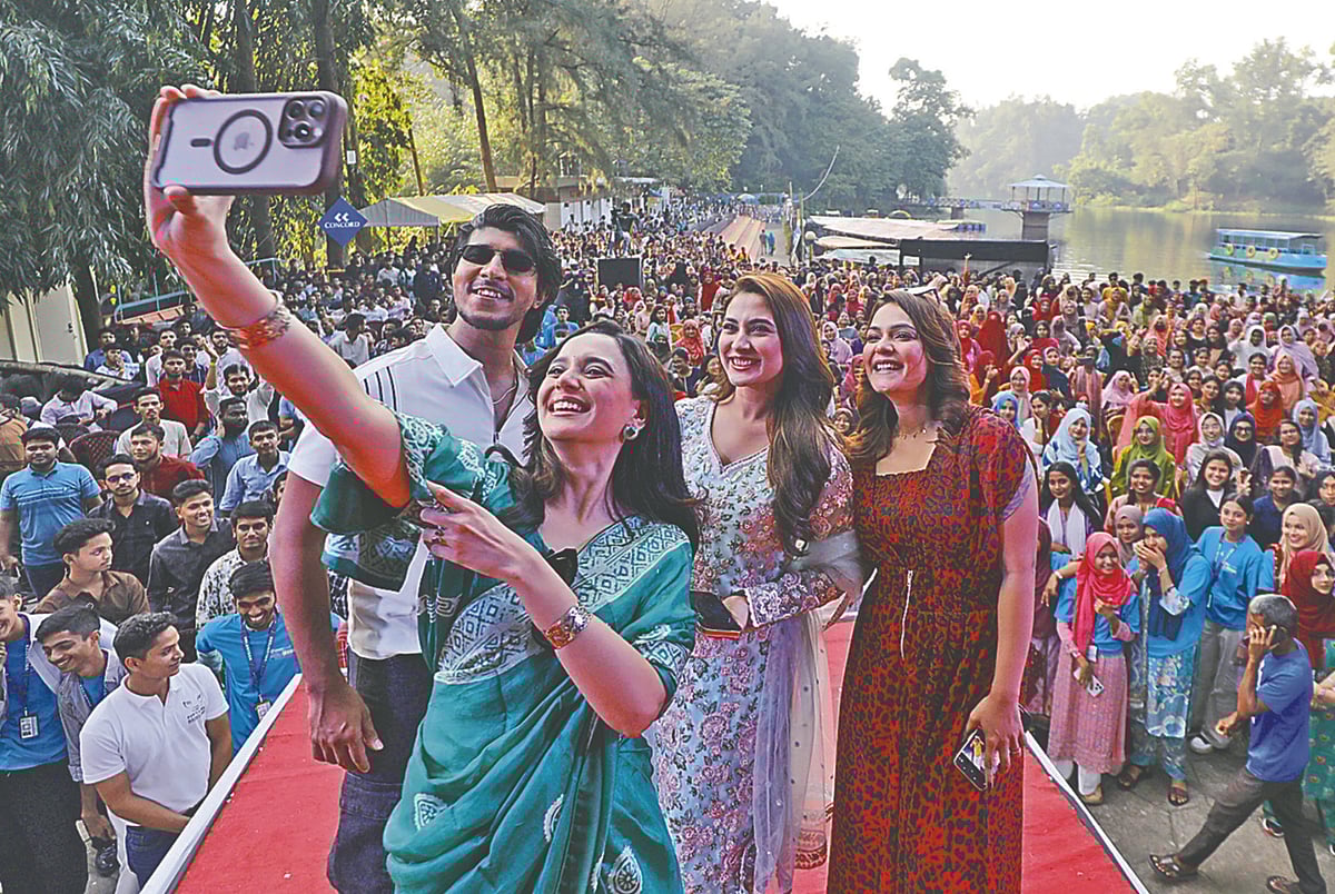 ‘প্রেসিডেন্সি ইউনিভার্সিটি-প্রথম আলো কৃতী শিক্ষার্থী উৎসবে শিক্ষার্থীর সঙ্গে ছবি তোলেন অভিনেতা তৌসিফ মাহবুব, অভিনেত্রী সাবিলা নূর, মেহজাবীন চৌধুরী ও উপস্থাপিকা মৌসুমী মৌ। গত সোমবার বিকেলে চট্টগ্রাম নগরের ফয়’স লেক অ্যামিউজমেন্ট পার্কে